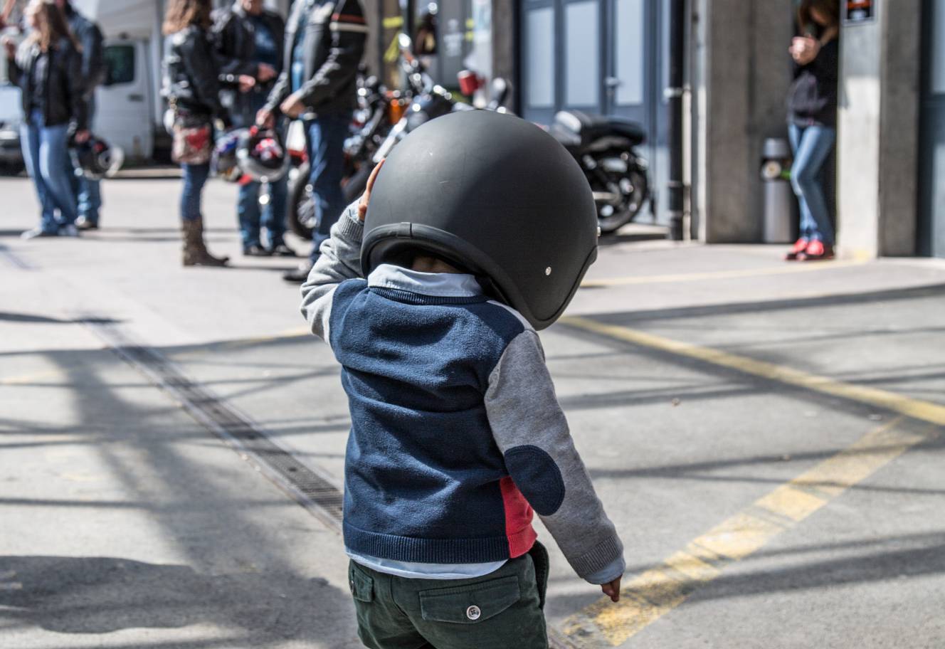 Kind mit Motorradhelm